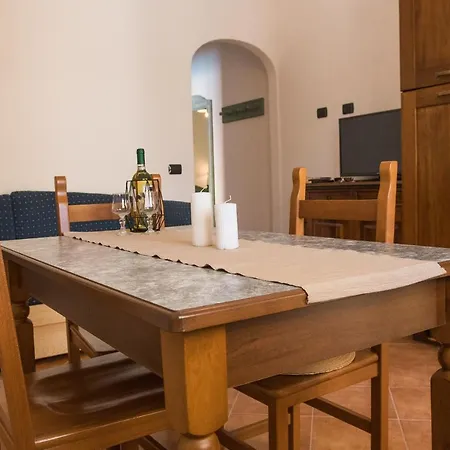 Isa - With Swimming Pool In Sos Alinos, With Air Conditioning And Private Outdoor Area 아파트호텔 칼라리베로토