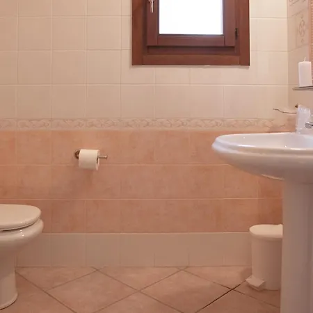 Isa - With Swimming Pool In Sos Alinos, With Air Conditioning And Private Outdoor Area 칼라리베로토