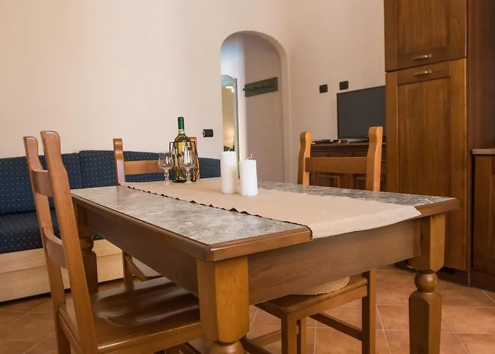 Isa - With Swimming Pool In Sos Alinos, With Air Conditioning And Private Outdoor Area 아파트호텔 칼라리베로토